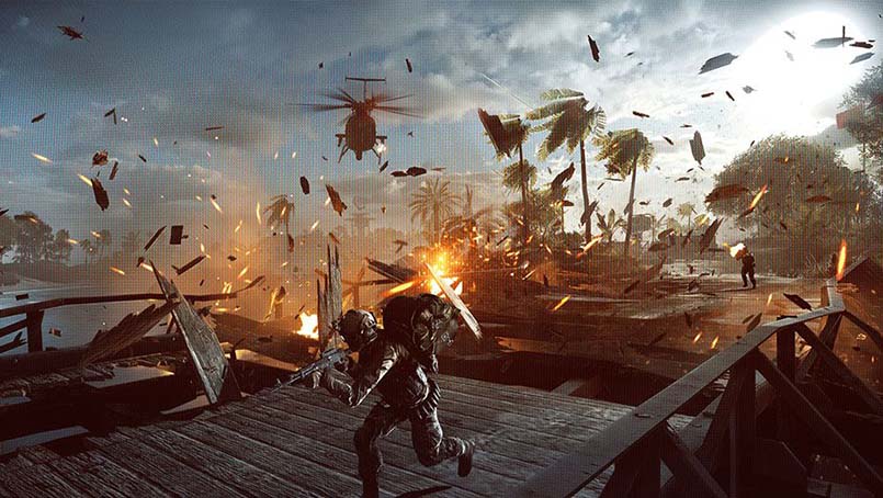 Игрок с бомбой бежит через мост Режим Obliteration в Бателфилд 4
